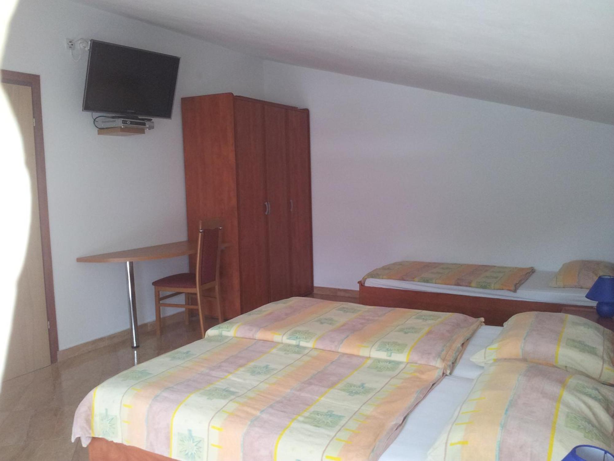 Rooms Nadia Stara Baska Bilik gambar